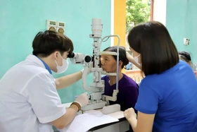 Đề phòng đau mắt đỏ khi giao mùa