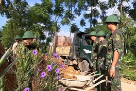 Lực lượng vũ trang Thanh Ba chung sức xây dựng nông thôn mới