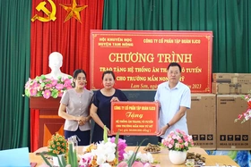 Trao tặng trang thiết bị cho trường học tại Tam Nông