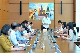 Thảo luận tại tổ về Nghị quyết thí điểm một số cơ chế, chính sách đặc thù về đầu tư xây dựng công trình giao thông đường bộ