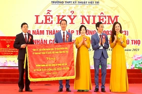 Trường THPT Kỹ thuật Việt Trì đón nhận Cờ thi đua của UBND tỉnh