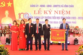 Trường Tiểu học Vĩnh Chân đón nhận Cờ thi đua của Chính phủ