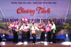 Giao lưu văn nghệ và chiếu phim tuyên truyền tại xã Lai Đồng