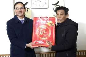 Thăm, tặng quà gia đình chính sách, doanh nghiệp tại huyện Thanh Ba