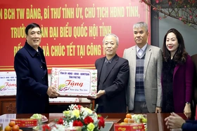 Bí thư Tỉnh ủy Bùi Minh Châu tặng quà Tết tại thành phố Việt Trì