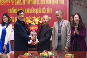 Bí thư Tỉnh ủy Bùi Minh Châu tặng quà Tết tại thành phố Việt Trì