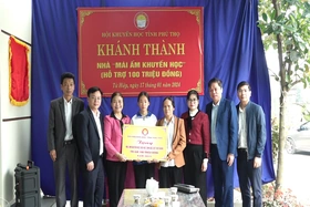 Trao tặng trên 1 tỉ đồng quà Tết cho học sinh có hoàn cảnh khó khăn