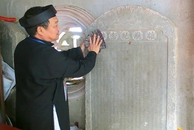 Bia ký trên đỉnh núi Hùng