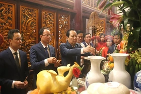 Huyện Cẩm Khê dâng hương tưởng niệm các Vua Hùng