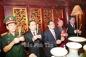 Thủ tướng Chính phủ Phạm Minh Chính dâng hương tưởng niệm các Vua Hùng