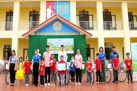 Trao tặng xe đạp cho học sinh nghèo hoàn cảnh khó khăn