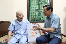 Thăm, tặng quà tri ân các gia đình liệt sĩ, chiến sĩ Điện Biên, dân công hoả tuyến