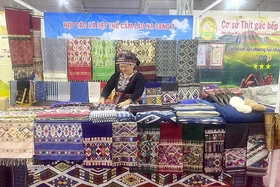 Sắc thắm thổ cẩm Lào