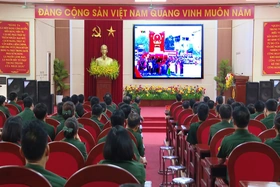 Cán bộ, chiến sĩ Bộ CHQS tỉnh xem truyền hình trực tiếp Lễ kỷ niệm 70 năm Chiến thắng Điện Biên Phủ