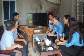 Công đoàn các Khu công nghiệp tỉnh tặng quà đoàn viên có hoàn cảnh khó khăn