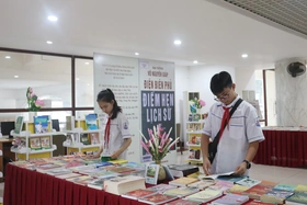 Trưng bày gần 500 tư liệu chào mừng kỷ niệm 70 năm Chiến thắng Điện Biên Phủ