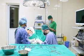 Phẫu thuật  thành công hạ tinh hoàn ẩn trong ổ bụng cho bệnh nhi 30 tháng tuổi