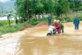 Công an huyện Yên Lập hỗ trợ đưa đón 16 thí sinh đến điểm thi an toàn