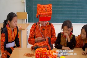 Giữ gìn nét đẹp trang phục truyền thống dân tộc Dao tại các trường học ở xã Ái Quốc
