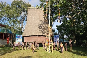 Nhà rông phố núi