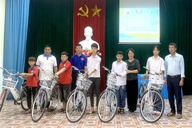 Trao tặng  30 xe đạp cho học sinh  khuyết tật, mồ côi, hoàn cảnh khó khăn