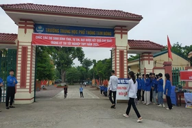 Các thí sinh bước vào ngày thi thứ hai - Kỳ thi tốt nghiệp THPT