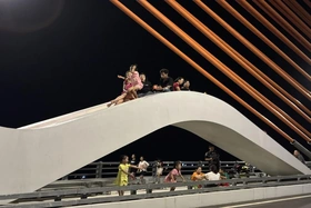 Bất chấp nguy hiểm, người dân đỗ xe trên cầu và trèo lên trụ cầu Vĩnh Phú hóng gió