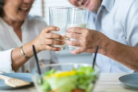 Người già nên uống sữa tươi hay sữa bột?
