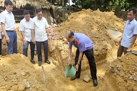 Ủng hộ 130 triệu đồng xây dựng nhà Đại đoàn kết