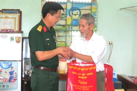 Thăm, tặng quà người có công, gia đình chính sách huyện Cẩm Khê