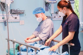 Cấp cứu thành công bệnh nhi 5 tuổi đi ngoài ra máu liên tục trong vòng 2 ngày