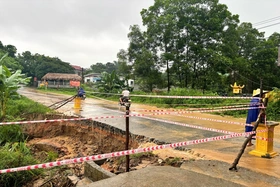 Hỗ trợ người dân lưu thông qua khu vực sạt lở do mưa bão