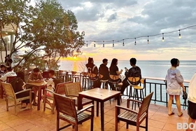 Ngắm biển tại The Sound