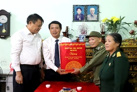 Thăm, tặng quà các gia đình chính sách, người có công