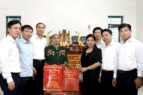 Phó Bí thư Thường trực Tỉnh uỷ Phùng Khánh Tài thăm, tặng quà tại huyện Phù Ninh