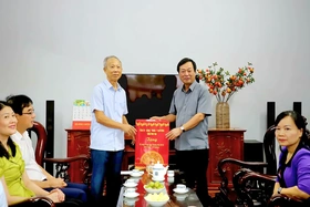 Chủ tịch UBND tỉnh Bùi Văn Quang thăm, tặng quà đối tượng chính sách, người có công tại huyện Thanh Thủy