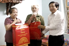 Thăm, tặng quà gia đình chính sách, người có công tại thành phố Việt Trì