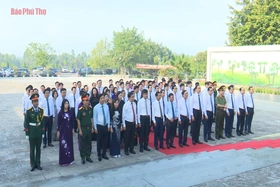 Các đồng chí lãnh đạo tỉnh dâng hương tưởng niệm các Anh hùng liệt sĩ