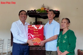 Bí thư Tỉnh ủy Bùi Minh Châu dâng hương tưởng niệm Chủ tịch Hồ Chí Minh và thăm, tặng quà đối tượng chính sách, người có công huyện Tam Nông