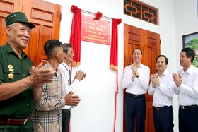 Bàn giao “Căn nhà cấp ủy” tại huyện Cẩm Khê