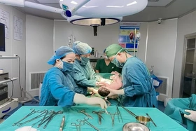 Người mẹ mắc bệnh lupus ban đỏ đa biến chứng đón con chào đời khoẻ mạnh