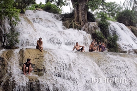 Thác Trăng hút khách ngày hè