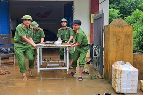 Công an xã Tân Lập giúp đỡ người dân di dời tài sản và khắc phục hậu quả mưa lũ