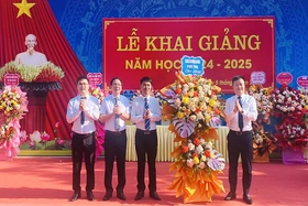 Trao 20 suất học bổng “Sacombank - Ươm mầm cho những ước mơ” cho học sinh vượt khó, học giỏi