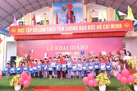 Trao 80 suất học bổng cho học sinh hiếu học