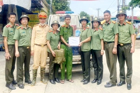 Trao quà hỗ trợ cho người dân tại Hạ Hòa, Lâm Thao