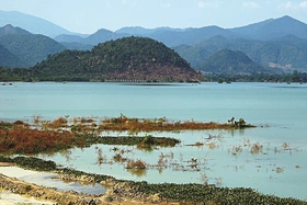 Hồ nước huyền ảo giữa đại ngàn