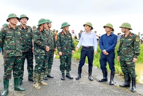 Lực lượng vũ trang khẩn trương sơ tán người dân khỏi vùng ngập lụt