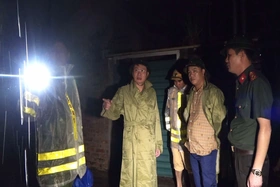 Giám đốc Công an tỉnh kiểm tra công tác phòng, chống lũ tại Hạ Hoà