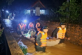 Di dời khẩn cấp các hộ dân ở khu Văn Phú 3, thị trấn Cẩm Khê